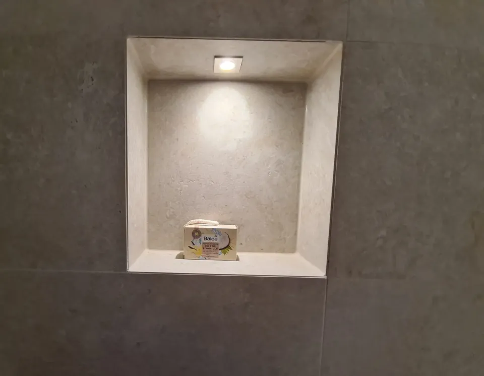 Beleuchtete Wandnische in der Dusche mit präzise verfugten Kanten